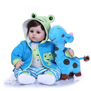 Bambola reborn realistica con felpa a rana, peluche a giraffa e ciuccio bianco