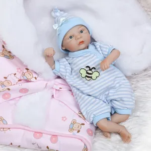 Reborn babypop in blauw gestreept pakje met een roze cartoon schaap deken