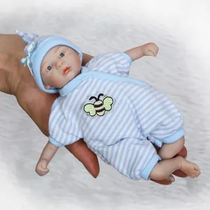 Mini realistische babypop met blauw gestreepte outfit en bijenborduurwerk in de hand