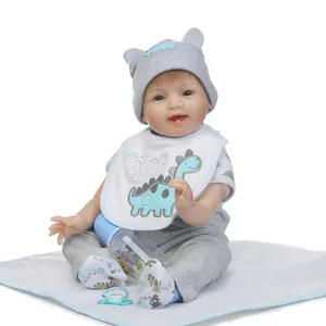 Bambola reborn realistica con bavaglino a dinosauro e cappello in maglia grigia set