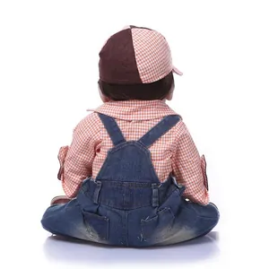 Poupée réaliste bébé Reborn avec chemise à carreaux et salopette en jean, vue arrière