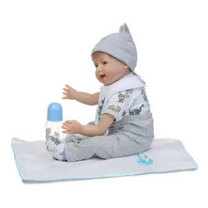 Dettaglio bambola reborn con vestito giraffa, cappello, ciuccio e biberon per neonati