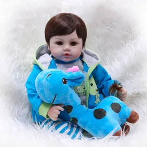 Bambola reborn realistica con giacca blu con cappuccio e piccolo peluche a giraffa
