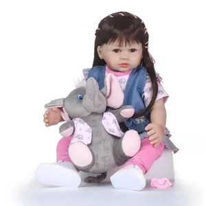 Bambola Reborn realistica con capelli castani lunghi, vestito con elefante e peluche