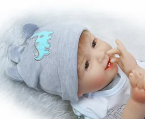 Primo piano di una bambola reborn realistica con cappello a elefante grigio e vestiti