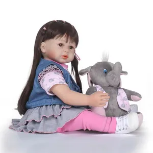 Bambola reborn realistica con capelli castani, vestito rosa con elefante e scarpine