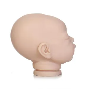 Seitenansicht der unbemalten Reborn-Puppenform aus weichem rosa Silikonmaterial