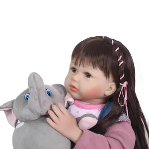 Bambola reborn realistica con lunghi capelli castani, giacca viola e peluche elefante