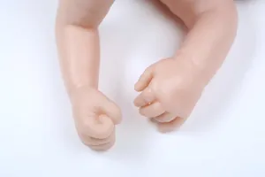 Detailansicht der unbemalten Reborn-Puppenhände mit naturgetreuer Hautstruktur und Nägeln