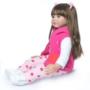 Realistische Reborn-Puppe mit langen Haaren, rosa Weste mit Kapuze und weißen Turnschuhen