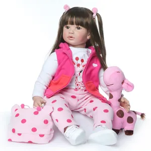 Lebensechte 60 cm Reborn-Prinzessinnenpuppe mit braunem Haar, rosa Outfit und Giraffe