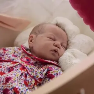 Unbemalter DIY Reborn-Puppenbausatz mit schlafendem Baby, realistischer Haut und Blumenkleidung