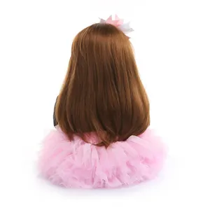 Realistische Prinzessinnenpuppe mit braunem Haar und rosa Tutu-Kleid von der Rückseite
