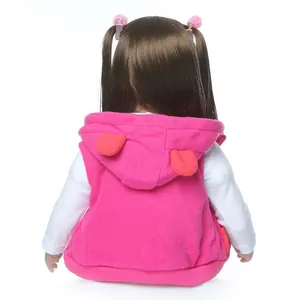 60cm realistische Reborn-Puppe mit langen braunen Haaren und rosa Fleece-Kapuzenweste