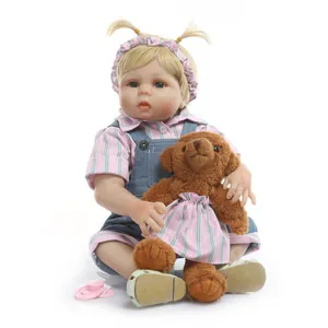 Poupée bébé réaliste en silicone avec couettes blondes en salopette denim et ours