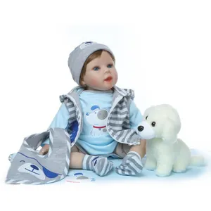 Poupée bébé réaliste avec cardigan à rayures bleues, bonnet et petit chien en peluche