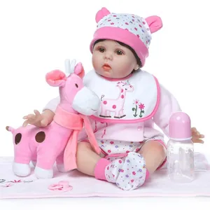 Realistische Reborn-Babypuppe im Set mit rosa Blumenoutfit und Giraffen-Plüschtier