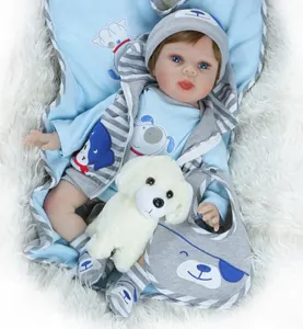 Détail d'une poupée reborn réaliste en tenue rayée bleue avec peluche de chiot blanc