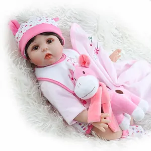 Lebensechte Reborn-Babypuppe im rosa Blumenoutfit mit passender Plüschgiraffe