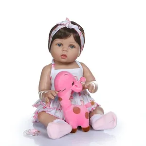 Poupée reborn réaliste de 48cm en silicone souple avec peluche girafe et tenue rose