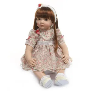 Poupée reborn réaliste avec de longs cheveux bruns en robe à fleurs et collier de perles