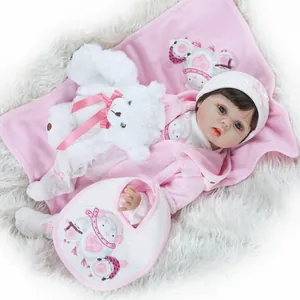 Poupée reborn réaliste en tenue rose avec ours en peluche et couverture douce