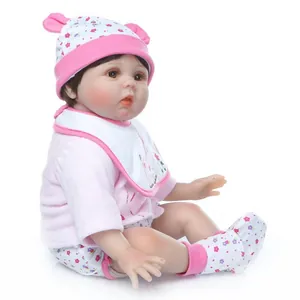 Naturgetreue Reborn-Puppe mit rosa Giraffen-Outfit, Blumenhut und weicher Vinylhaut