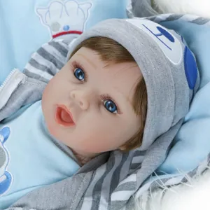Gros plan d'une poupée reborn réaliste avec des yeux bleus et des cheveux bruns doux