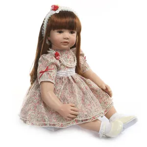 Poupée Reborn réaliste avec robe florale et longs cheveux bruns avec bandeau en dentelle