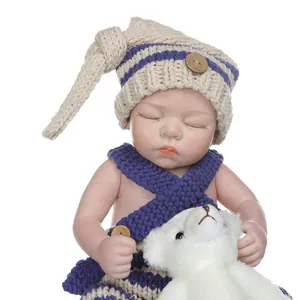 Poupée nouveau-né en tenue de photo tricotée avec bonnet à longue queue et ours