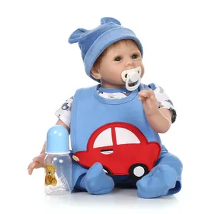 Bambola Reborn realistica con salopette blu, biberon e ciuccio su sfondo bianco lucido
