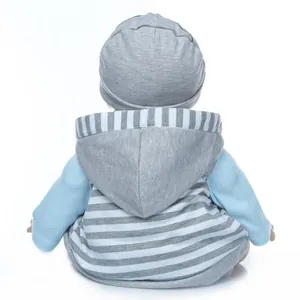 Poupée réaliste avec sweat à capuche rayé gris et bonnet tricoté, vue de l'arrière