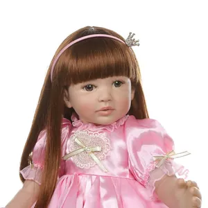 Bambola Reborn realistica con lunghi capelli castani in abito da principessa rosa e corona