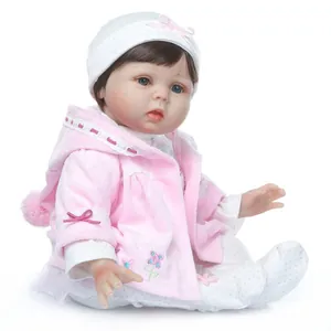 Poupée nouveau-né réaliste aux yeux bleus portant veste à capuche rose et tenue fleurie