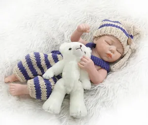 Poupée Reborn réaliste en silicone avec tenue en tricot rayé et petit ours en peluche blanc
