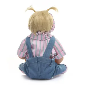 Vue arrière d'une poupée en silicone avec tresses blondes et une salopette en jean