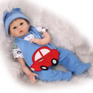 Bambola Reborn Realistica In Silicone Corpo Morbido Neonato Maschio In Vestito Blu Con Motivo Auto Mohair Radicato A Mano