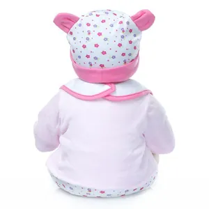 Detailansicht von Puppenoutfit in Rosa mit geblümter Mütze und Spitzenkragen-Set