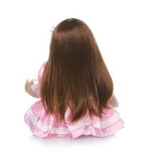 Bambola Reborn realistica con lunghi capelli castani in abito da principessa in pizzo rosa