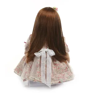 Poupée Reborn réaliste avec longs cheveux bruns et robe à fleurs, vue de dos détaillée