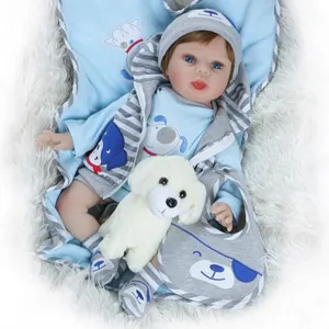 Poupée réaliste en ensemble à capuche rayé bleu avec peluche chiot et couverture