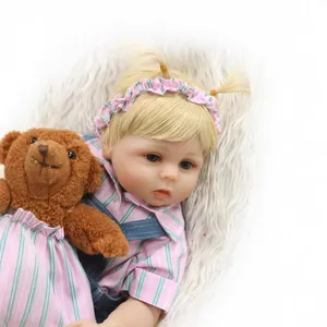Poupée réaliste Reborn aux couettes blondes en salopette en jean avec ours en peluche