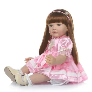 Bambola reborn realistica con lunghi capelli castani in abito da principessa in raso rosa