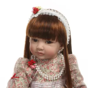 Poupée Reborn princesse aux longs cheveux bruns, robe fleurie et bijoux en perles