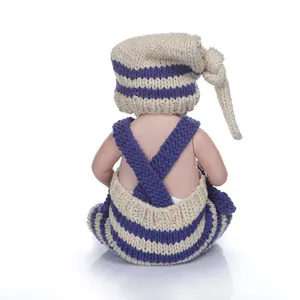 Détail d'une tenue de photographie pour nouveau-né avec barboteuse tricotée et bonnet assorti
