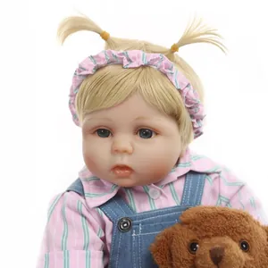 Poupée réaliste bébé reborn avec cheveux blonds, yeux bleus et petit ours en peluche marron