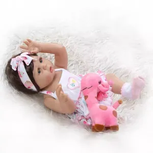 Poupée Reborn réaliste de 48cm en silicone avec tenue fleurie et girafe en peluche