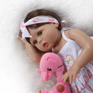 Poupée réaliste Reborn en robe à fleurs avec yeux bleus et peluche de girafe rose