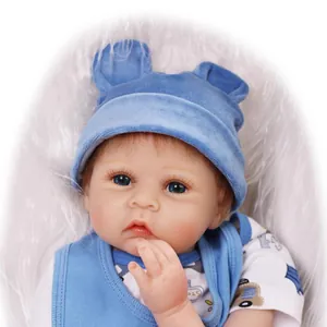 Bambola reborn realistica con cappello di velluto blu e gilet su morbido peluche