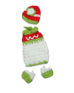 Dettaglio del completo in maglia rossa e verde fatto a mano per bambole con cappello e scarpine